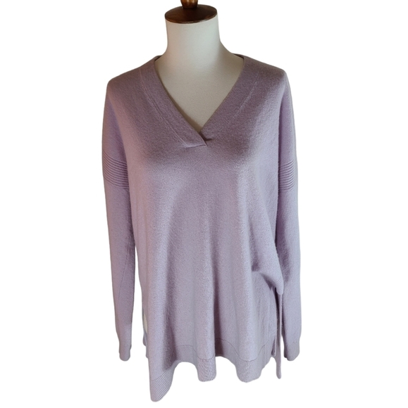 Vince 100% Cashmere V-Neck Sweater Small Soft Cozy Lavender Purple‎ Preowned - Picture 1 of 7
